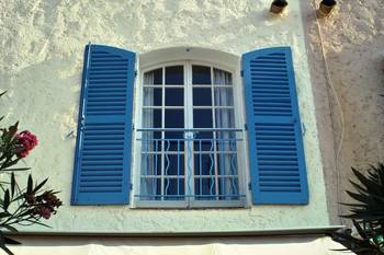 Оформление фасада синего цвета в французском стиле