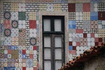 Отделка фасада керамического дома пестрого цвета