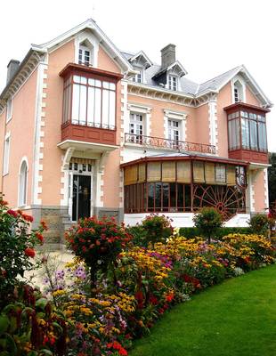 Пример облицовки фасада розового цвета в французском стиле