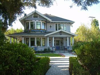 Дизайн фасада дома серого цвета в викторианском стиле