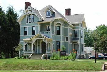 Дом бирюзового цвета в викторианском стиле