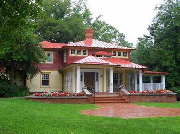 Дизайн фасада дома пестрого цвета в викторианском стиле