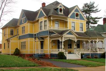 Желтый фасад  в викторианском стиле.