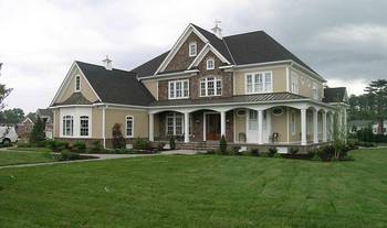 Пример облицовки дома в тюдора стиле с террасой