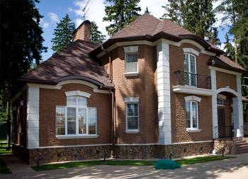 Оформление фасада дома коричневого цвета в английском стиле