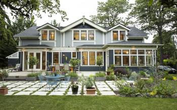 Дизайн фасада дома синего цвета с интересными окнами