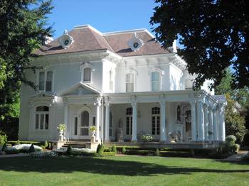 Фото дома белого цвета в французском стиле