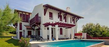 Облицовка фасада дома в средиземноморском стиле с красивым балконом