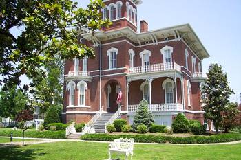 Оформление фасада дома коричневого цвета в викторианском стиле