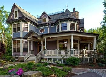 Красивый дом в викторианском стиле