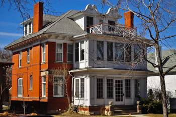 Дизайн фасада дома оранжевого цвета в английском стиле