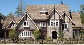 Красивый серый дом в тюдора стиле