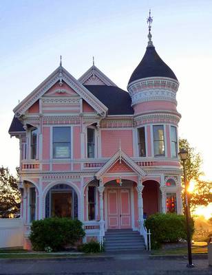 Викторианский дом розового цвета