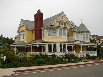 Фото фасада желтого цвета в викторианском стиле