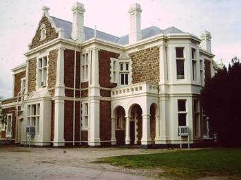 Пример красивой отделки фасада дома пестрого цвета в английском стиле