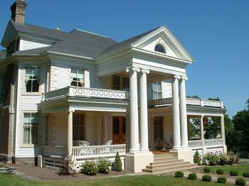 Пример дома белого цвета в палладианском стиле