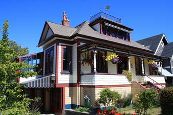 Красивый дом пестрого цвета в викторианском стиле