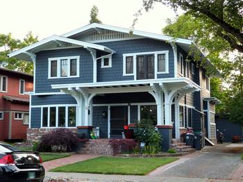 Пример красивой отделки фасада дома серого цвета в шале стиле