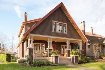 Красивый дом коричневого цвета в шале стиле