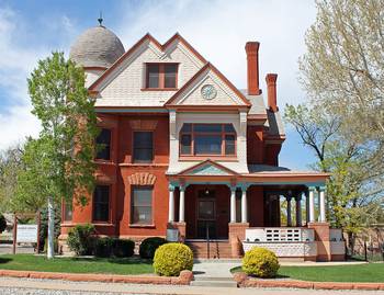 Отделка фасада дома пестрого цвета в викторианском стиле
