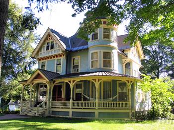 Пример дома голубого цвета в викторианском стиле