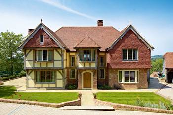 Фото красивого дома пестрого цвета в фахверка стиле