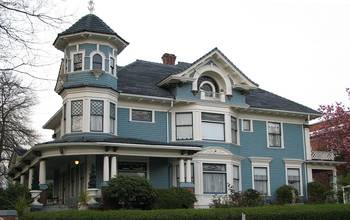 Внешняя отделка дома синего цвета в викторианском стиле