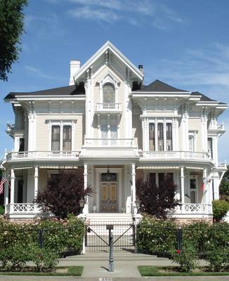 Дизайн дома бежевого цвета в викторианском стиле