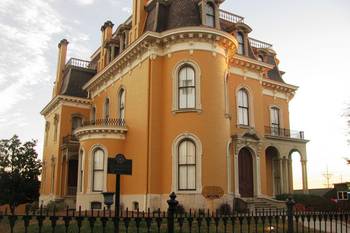 Вариант загородного дома желтого цвета в французском стиле