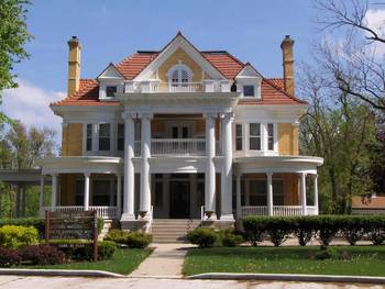 Дом пестрого цвета в палладианском стиле