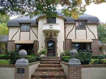 Облицовка фасада дома в авторского стиле с радиусными элементам