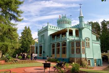 Фасад частного дома бирюзового цвета в готическом стиле