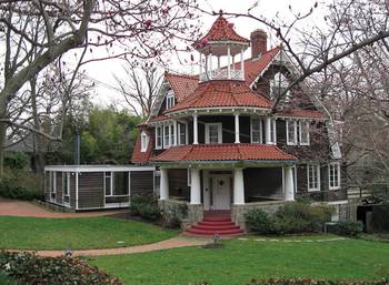 Оформление фасада дома пестрого цвета в эклектичном стиле