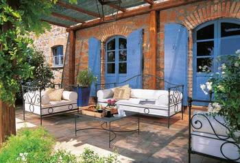 Отделка дома пестрого цвета в средиземноморском стиле