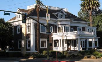 Дизайн фасада дома коричневого цвета в викторианском стиле