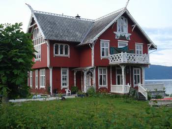 Красивый дом красного цвета в викторианском стиле
