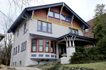 Отделка фасада дома пестрого цвета в шале стиле