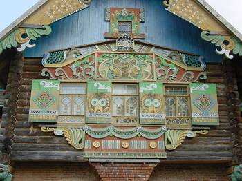 Дизайн фасада дома пестрого цвета в деревенском стиле