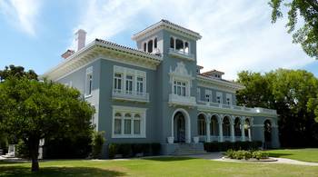 Дом серого цвета в викторианском стиле