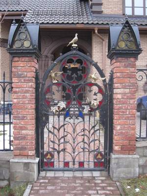 Облицовка фасада пестрого цвета в готическом стиле