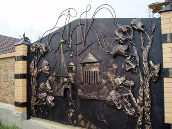 Дизайн фасада дома черного цвета с ковкой
