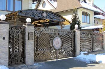 Пример красивого фасада с забором