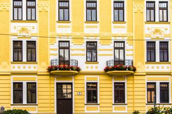 Желтый дом в модерна стиле