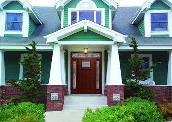 Пример фасада пестрого цвета с красивой дверью