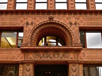 Дизайн фасада дома коричневого цвета в восточном стиле