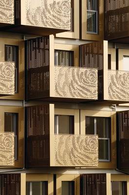 Украшение дома в современном стиле с красивым балконом