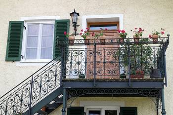 Пример красивой отделки фасада дома бежевого цвета в восточном стиле