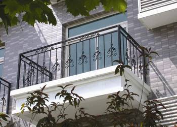 Современный дом с красивым балконом