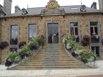 Облицовка фасада дома пестрого цвета с красивым входом