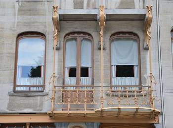 Дизайн дома в модерна стиле с красивым балконом